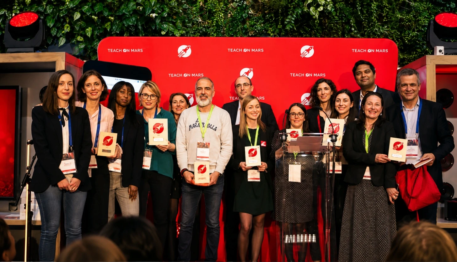 Les lauréats des Mobile Learning Awards 2019 sur la scène Teach on Mars, trophée en main.